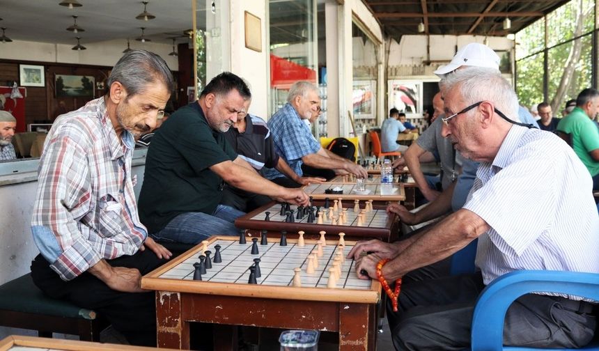 Çene yerine beyinlerin çalıştığı kıraathane