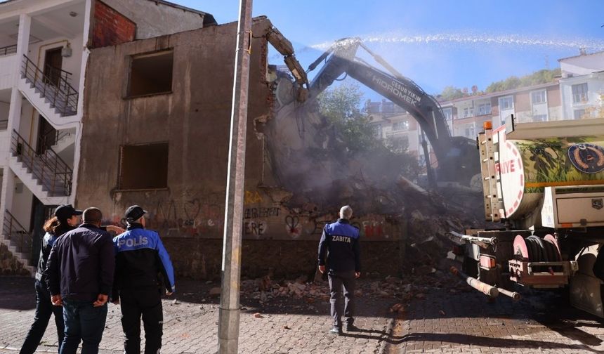 Bingöl’de madde bağımlıların yuvası haline gelen metruk yapılarda yıkım