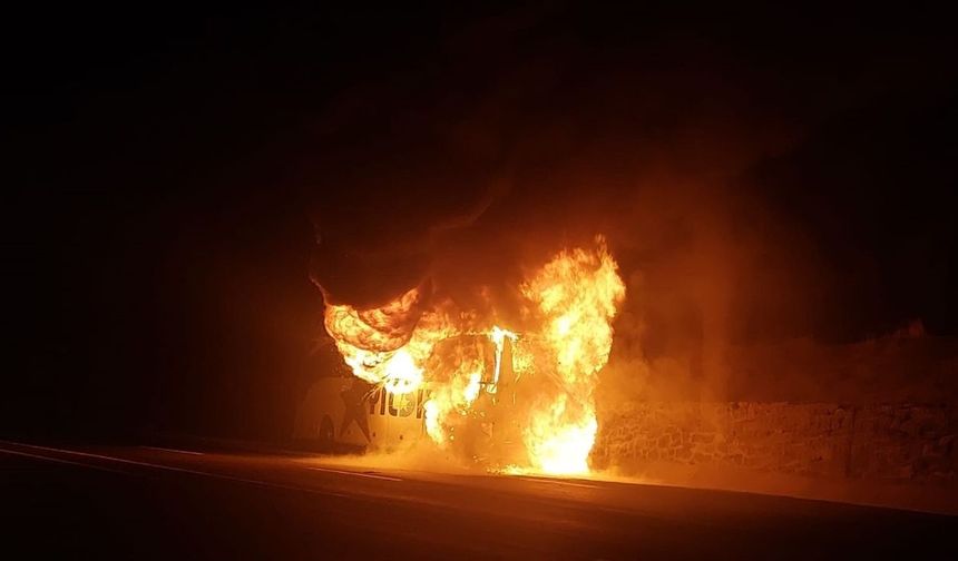 Muş'ta yolcu otobüsü seyir halinde alev aldı