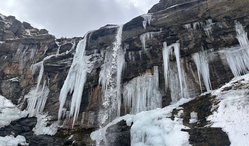 Hakkari buz kesti, Orşe Vadisi’ndeki şelalesi dondu