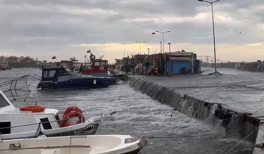 İstanbul'da deniz taştı, tekneler zarar gördü