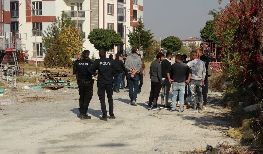 Hasarlı binada el bombası ile çok sayıda mermi bulundu