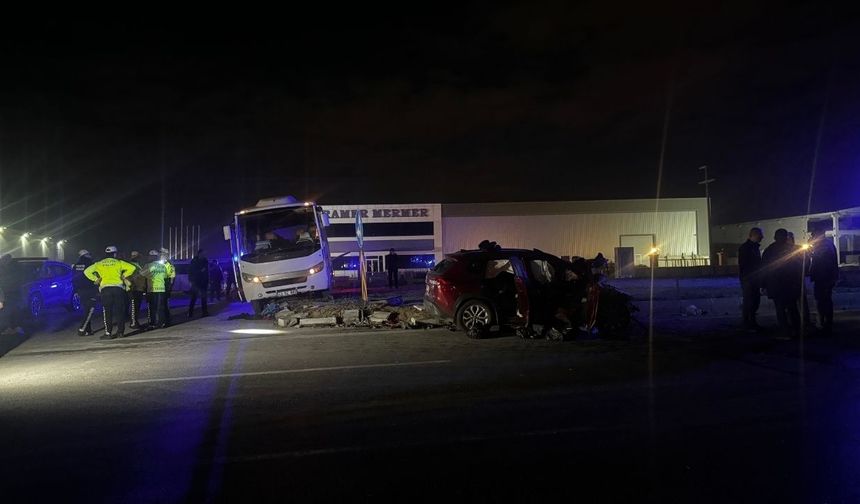 Polisleri taşıyan otobüs ile otomobil çarpıştı: 1 ölü, 7'si polis 11 yaralı