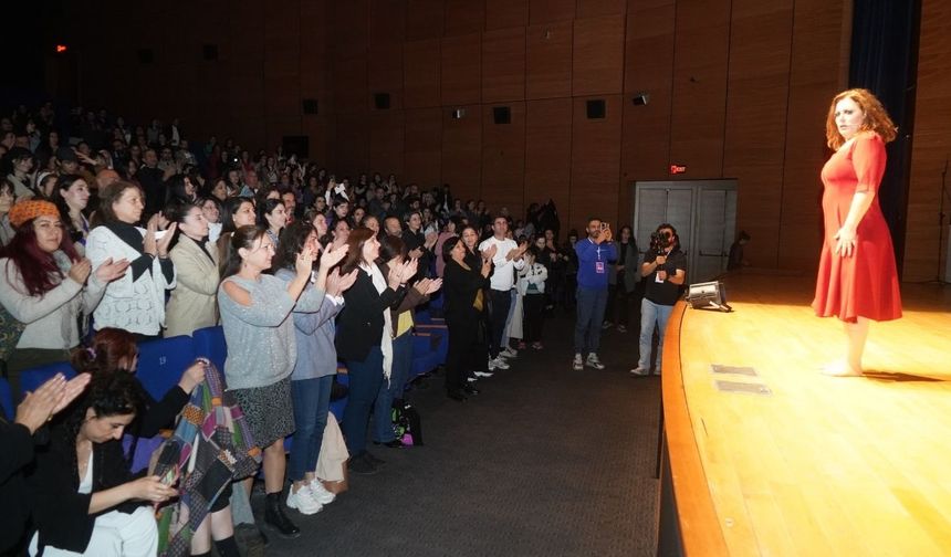 Rejime kafa tutan kadın şair Ferruhzad’ın yaşamı Diyarbakır’da alkışlandı