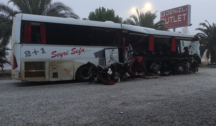 Yolcu otobüsü ile tır çarpıştı: 1 ölü, 20 yaralı