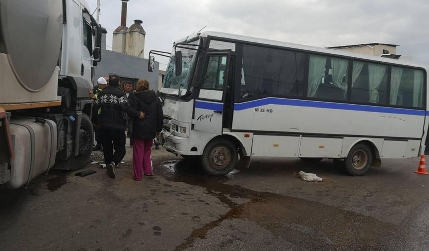 Süt kamyonu ile servis minibüsü çarpıştı: 9 yaralı