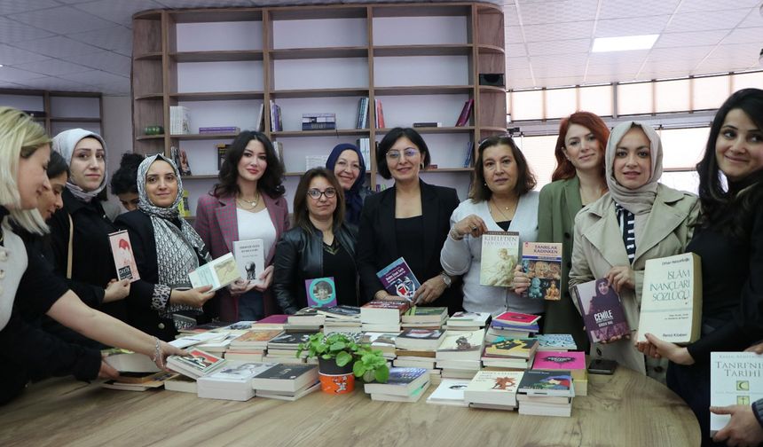 Diyarbakırlı kadın sanayicilerinden kitap bağışı