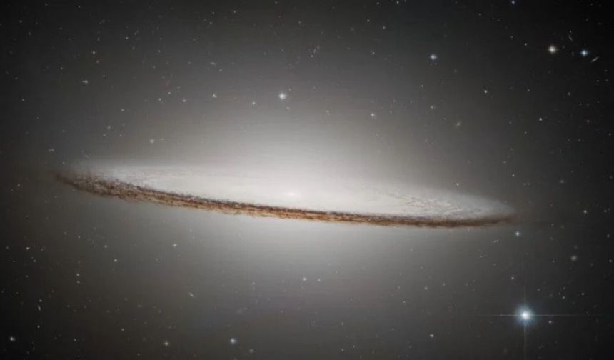 Bu fotoğrafı Hubble teleskobu çekti! Sıradışı bir galaksi