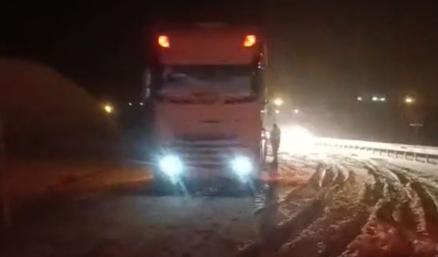 Hakkari’de etkili olan kar ve tipi nedeniyle araçlar yolda mahsur kaldı