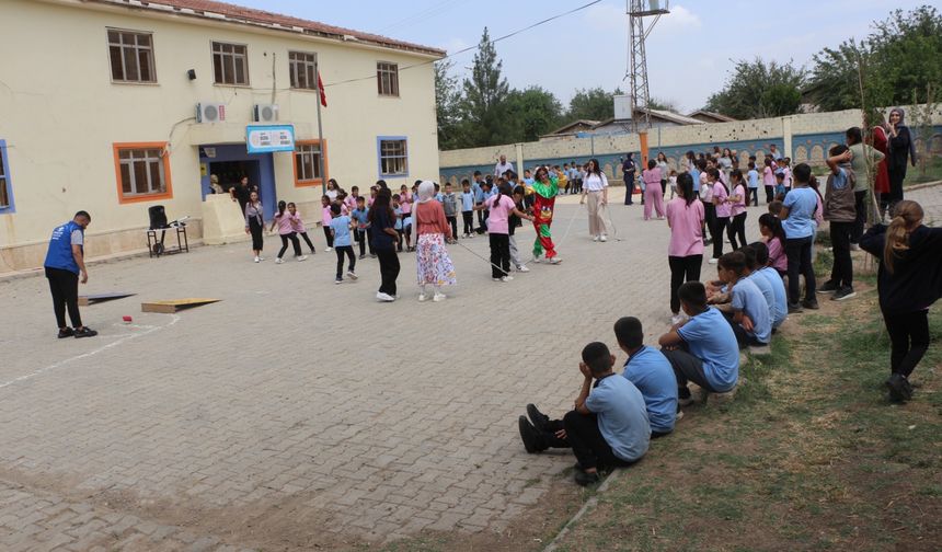 Sınırda çocuk etkinliğinden renkli görüntüler