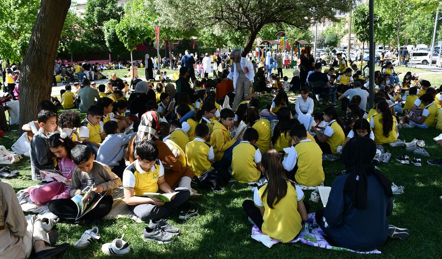 Kitabı alan parka koştu, ortaya bu görüntü çıktı