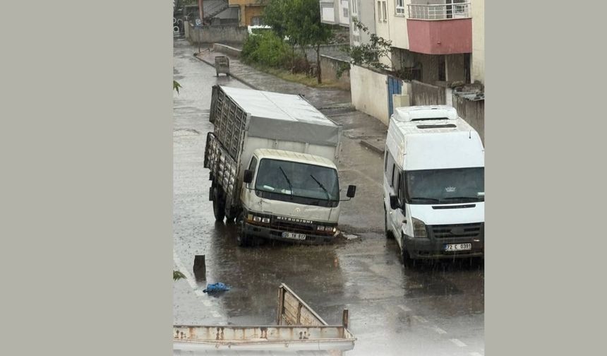 Batman’da yol çöktü!