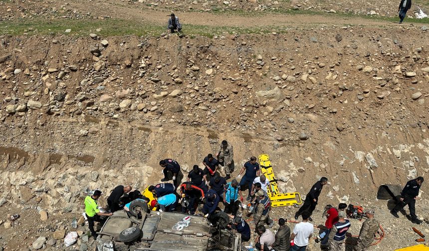 Bingöl’de feci kaza, otomobil dereye uçtu: 7 yaralı
