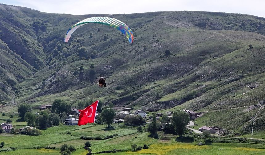 Bitlis’te yamaç paraşütü heyecanı