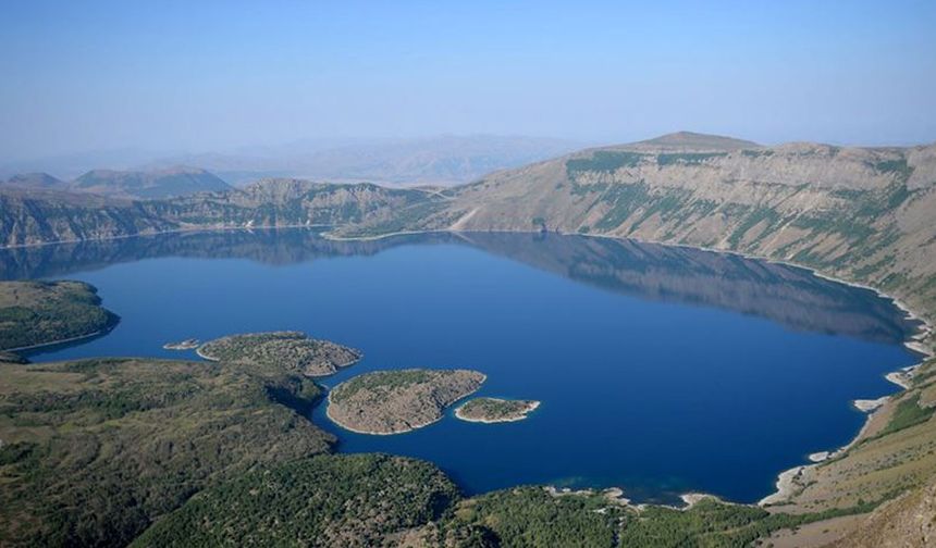 Dünyanın ikinci büyük krater gölünde turizm sezonu açıldı