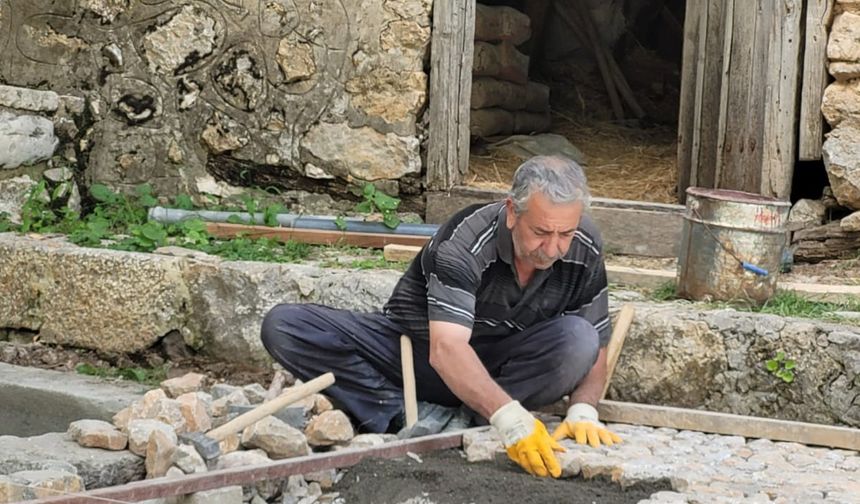 Ekmeğini 45 yıldır taştan çıkarıyor