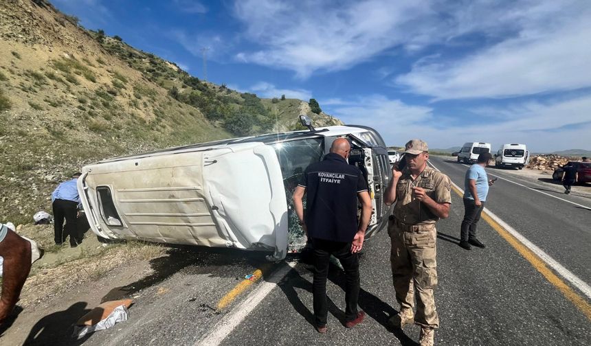 Elazığ'da köy minibüsü takla attı: 7 yaralı