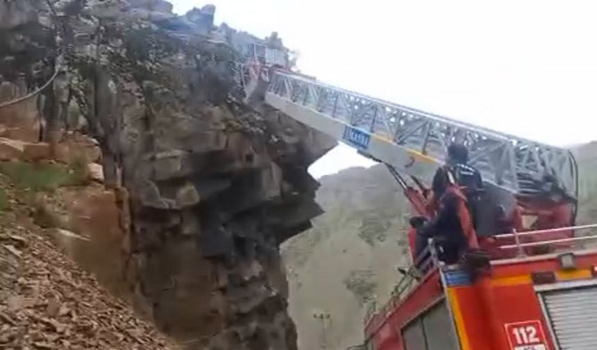 Hakkari’de kayalıklarda mahsur kalan keçi yavrusu kurtarıldı