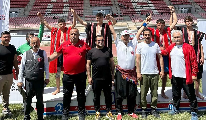 Hakkarili güreşçiler minderi ağlattı!