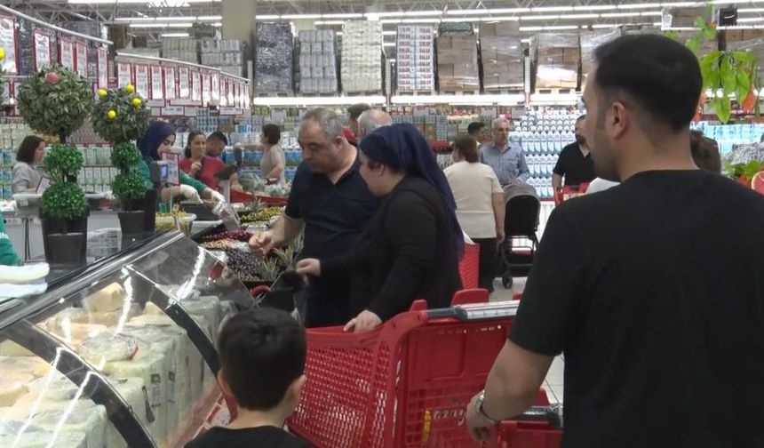 Bayram öncesi indirim yapan markette akın ettiler