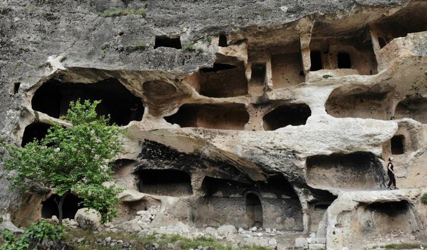 Şırnak’ın Apartman mağaraları görücüye çıktı
