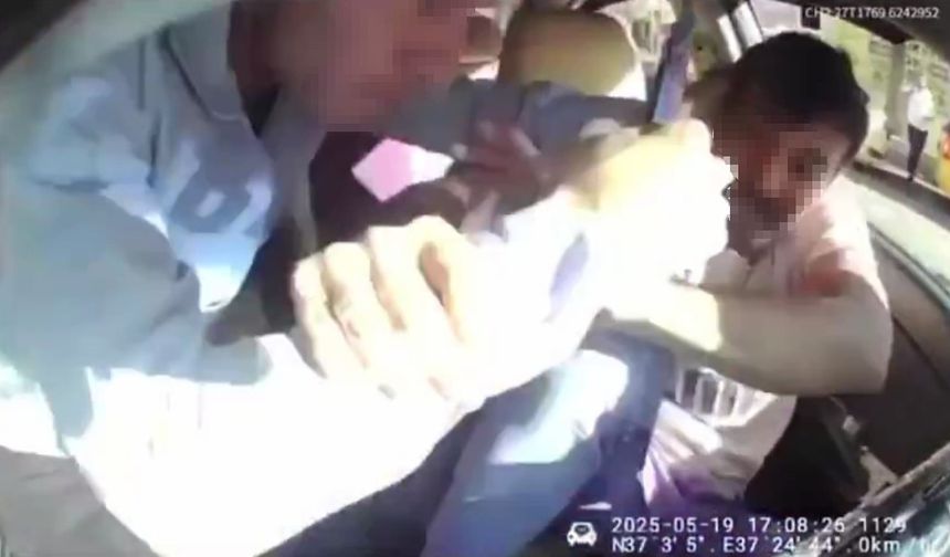 Taksiciye bıçaklı saldırı kamerada