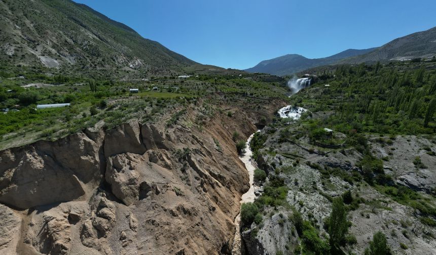 Tortum Şelalesi eteklerinde heyelan