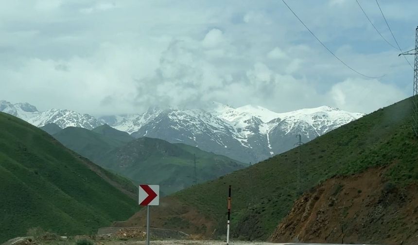 Hakkari Yüksekova'da sağanak ve kar yağışı !