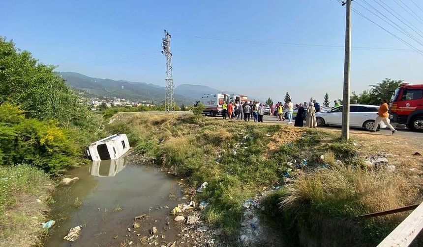 Midibüs sulama kanalına uçtu