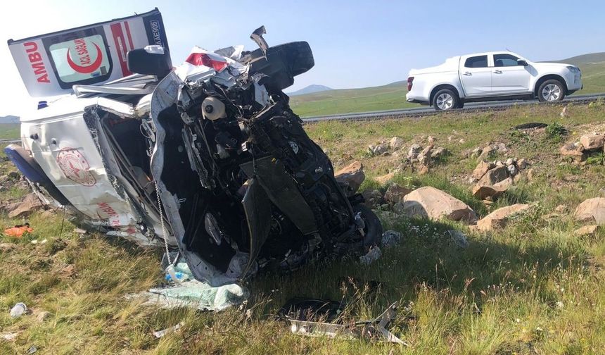 Ambulans şarampole uçtu: 1’i doktor 4 yaralı