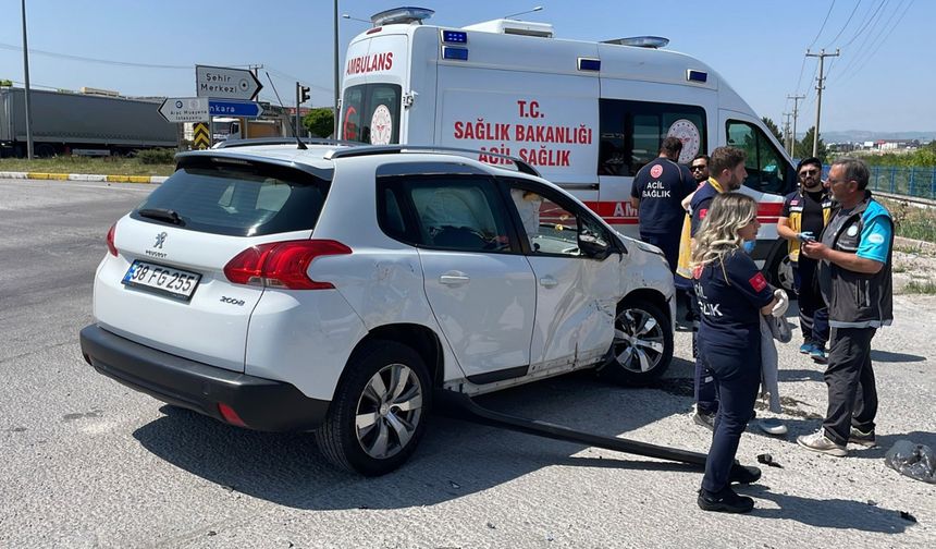 Ambulans ile otomobil çarpıştı: 5 yaralı