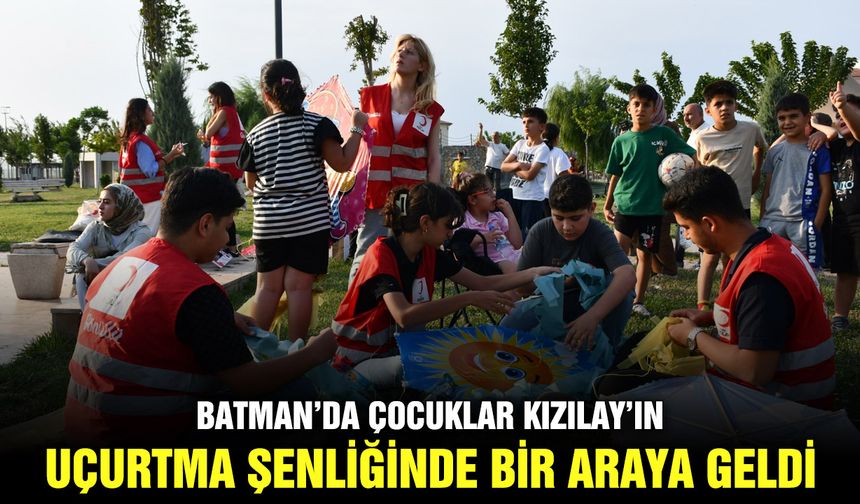 Batman’da çocuklar Kızılay’ın uçurtma şenliğinde bir araya geldi