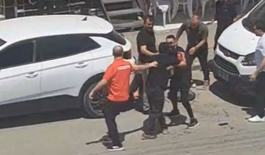 Akrabalar arasındaki bıçaklı kavga, cadde gölüne kan döndü