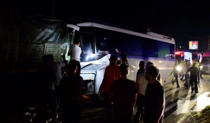 İşçi servisi park halindeki tıra çarptı: 20 kişi yaralı