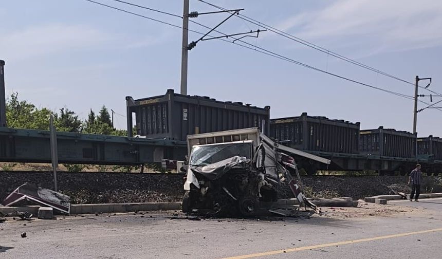 Malatya’da yük treni kamyonete çarptı