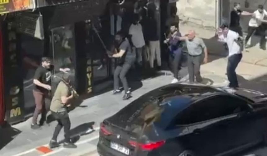 Cizre bir anda karıştı: Taşlar sopalar havada uçuştu!