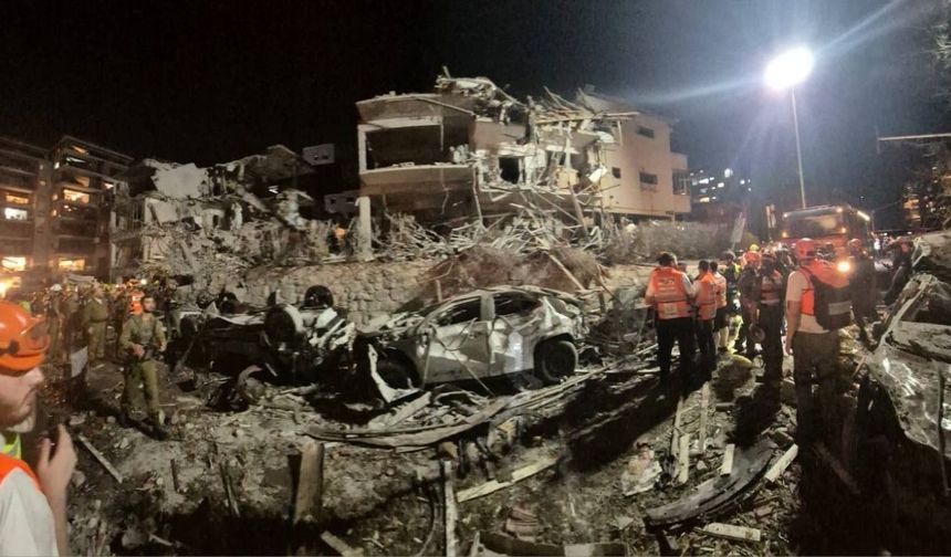 İsrail Savunma Kuvvetleri: "Tel Aviv’e 150 balistik füze ateşlendi, 15 yaralı var"