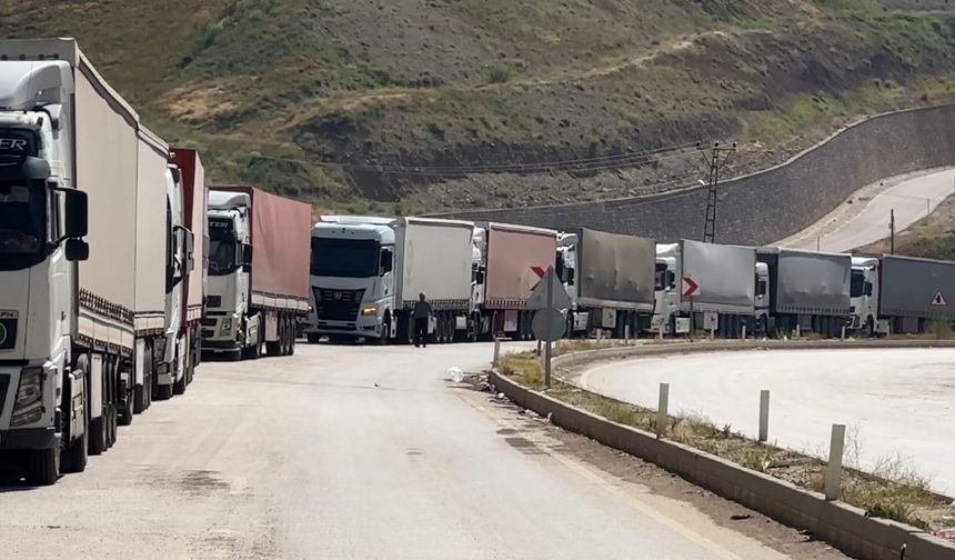 İran-İsrail savaşı nedeniyle Esendere Gümrük Kapısı'nda 2 kilometre tır kuyruğu oluştu