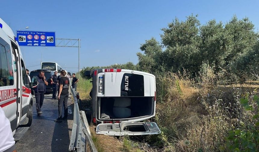 Antalya’da tur minibüsü devrildi, 6 turist ve sürücü yaralandı