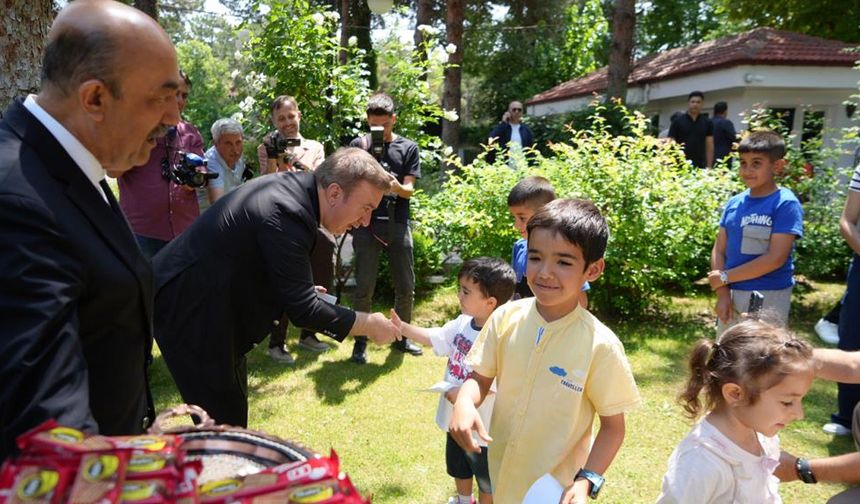 Vali, çocuklara harçlık dağıttı