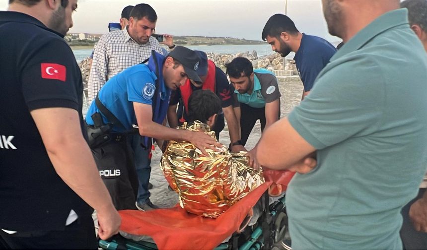 Van Gölü'nde akıntıya kapılan genç kurtarıldı