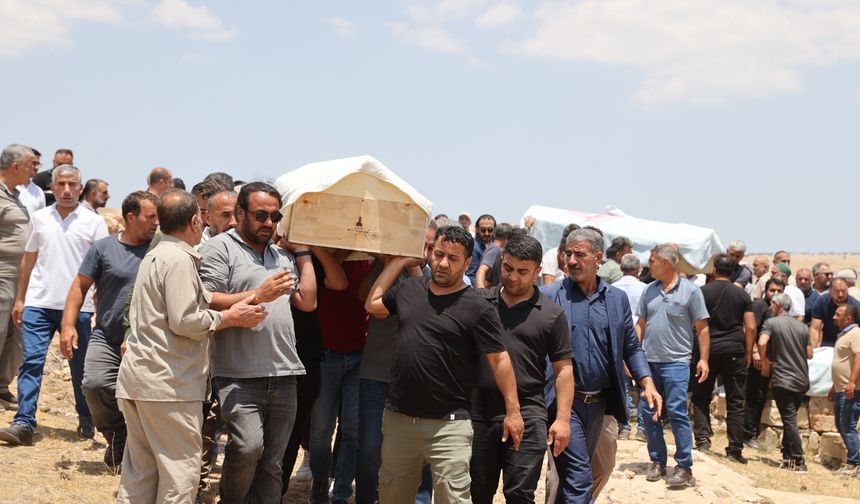 İzmir'deki kazada ölen 3 kız kardeş, Mardin'de yan yana defnedildi