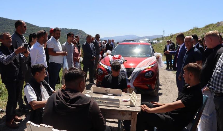 Okey masası kurarak düğün konvoyunun önünü kestiler
