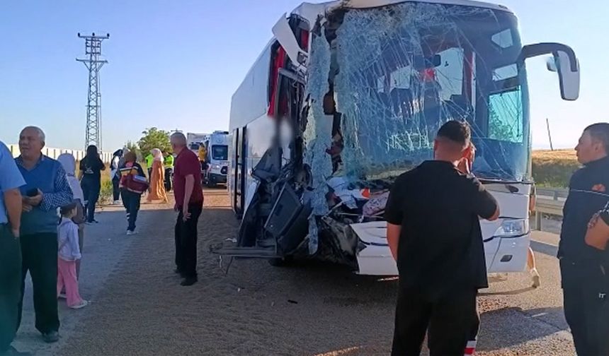 Yolcu otobüsü tıra çarptı: 9 yaralı
