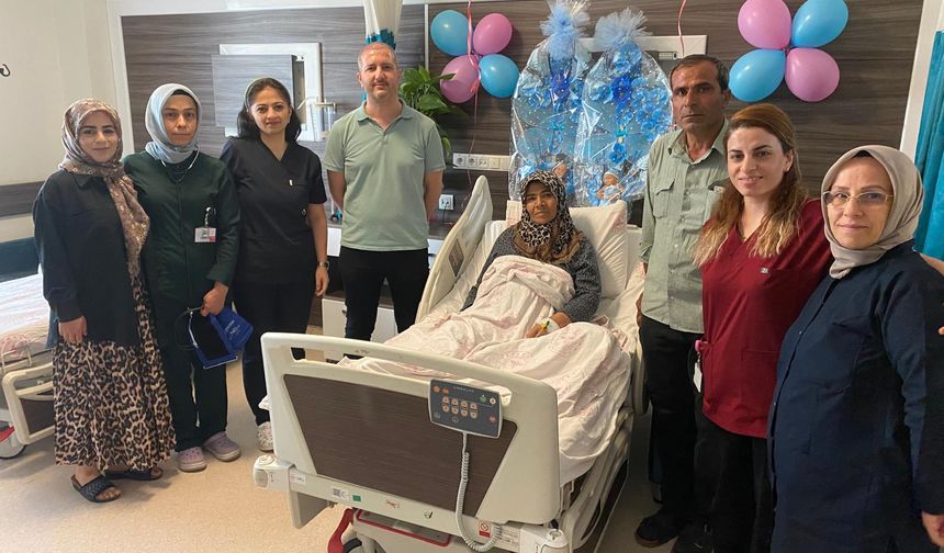 53 yaşında, ikiz bebek dünyaya getirdi
