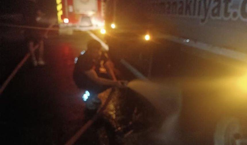 İtfaiyeden, yanan araca sıra dışı bir müdahale!