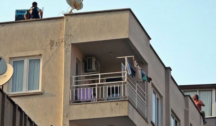 Eşine kızdı, çatıda ecel terleri döktürdü