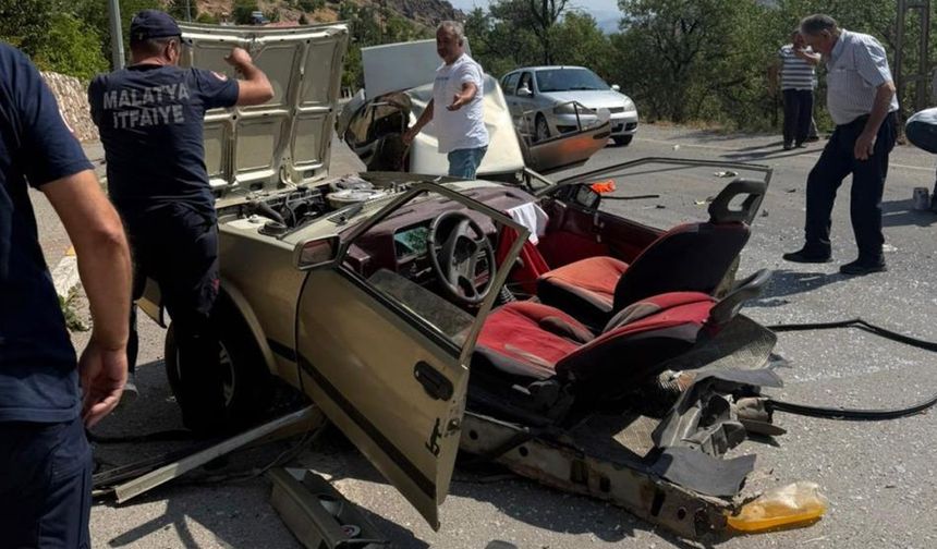 Aydınlatma direğine çarpan otomobil ikiye bölündü
