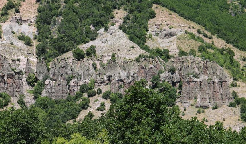 Görüntüsü peri bacalarını andırıyor, efsanesi dilden dile dolaşıyor