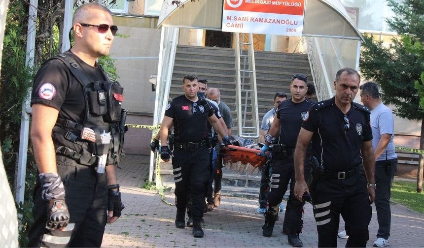 Namaz kılarken boğazını keserek öldürdü